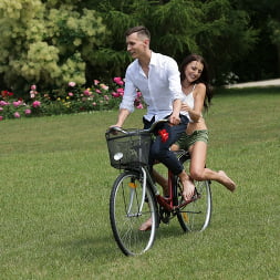 Chica en bicicleta