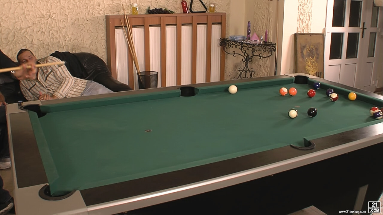 Jugando al billar con sus hoyos