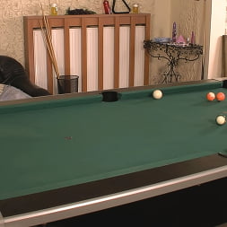 Jugando al billar con sus hoyos